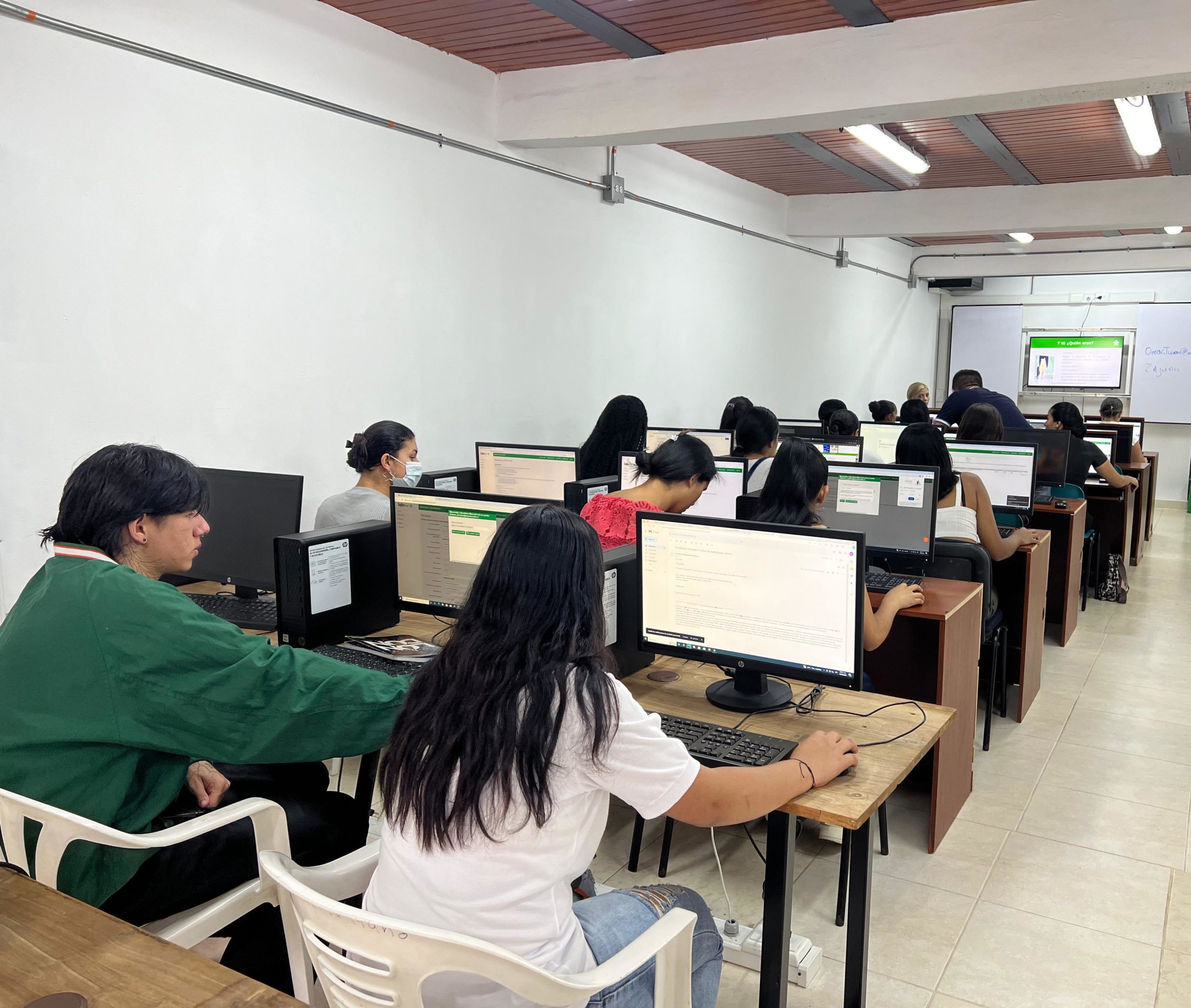 Estudiantes en sala de computo aprendiendo las nuevas herramientas