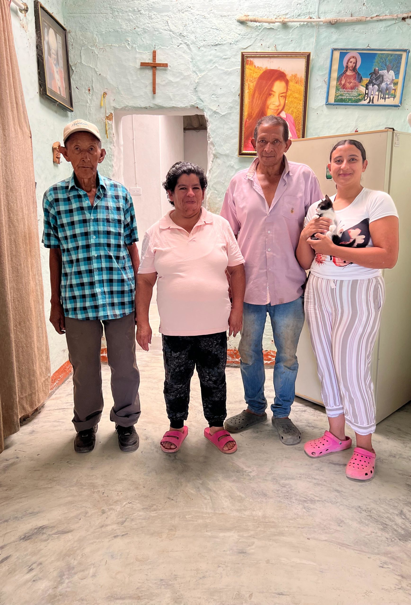 Un niño y una niña sonrientes sosteniendo donaciones realizadas.