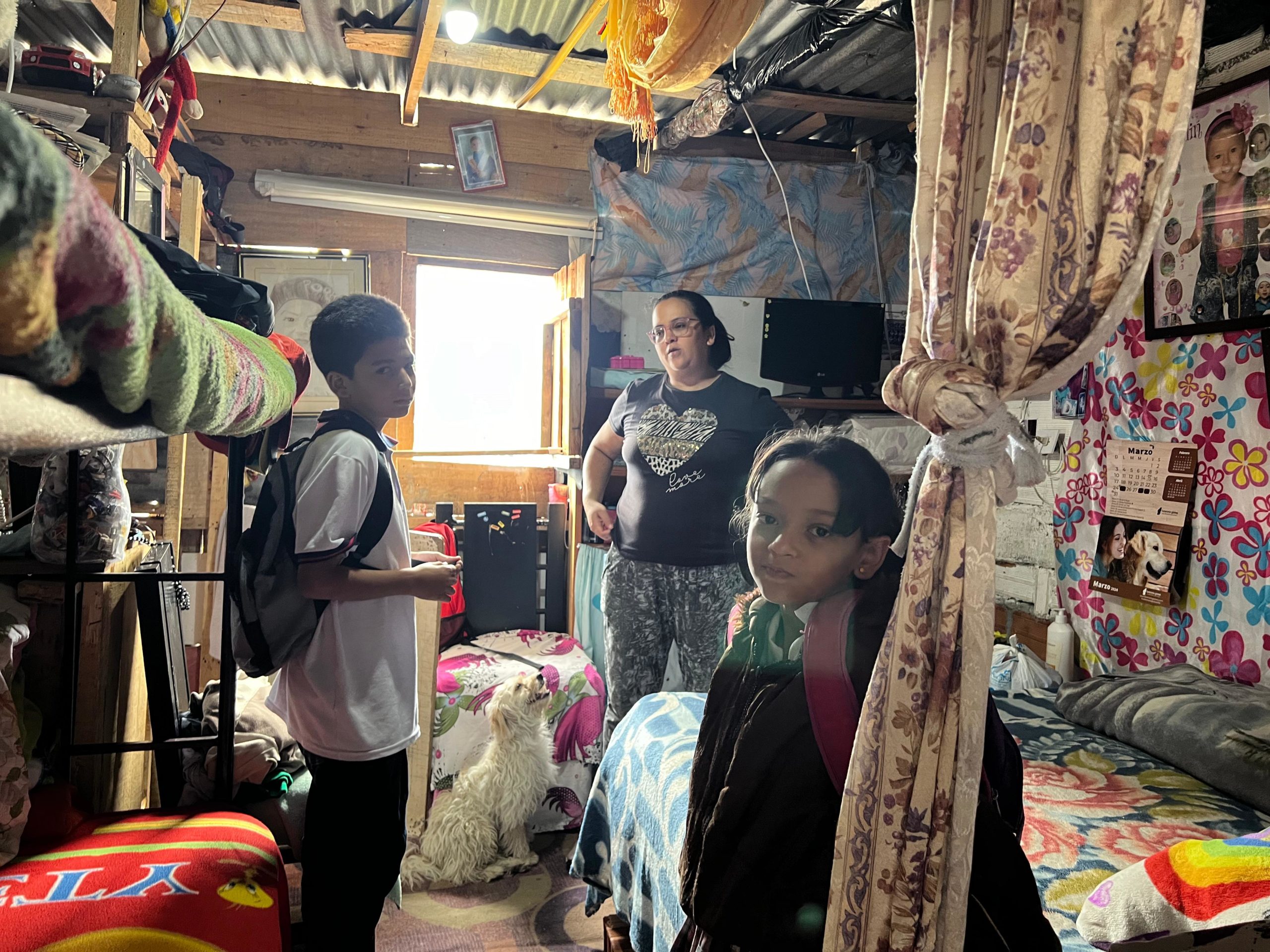 Familia dentro de su hogar compartiendo antes de ir a clases